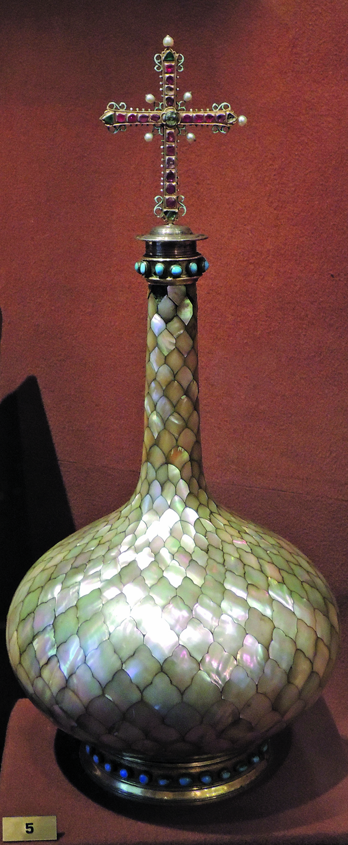 ალებასტრის ჭურჭელი, რომლისგანაც სცხებდნენ რუსეთის მეფეებს ზეთს. ამჟამად ინახება კრემლის მუზეუმში