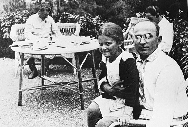 ლავრენტი ბერია სტალინის ქალიშვილ სვეტლანასთან ერთად, უკანა მხარეს ჩანს სტალინიც, 1934 წელი 