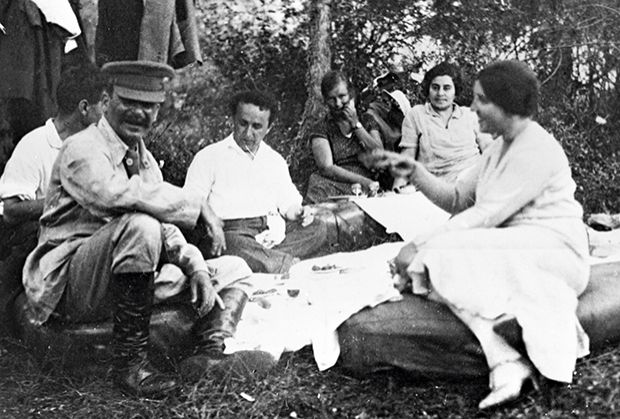 იოსებ სტალინი მეუღლესთან - ნადეჟდა ალილუევასა და მეგობრებთან ერთად, 1921 წელი