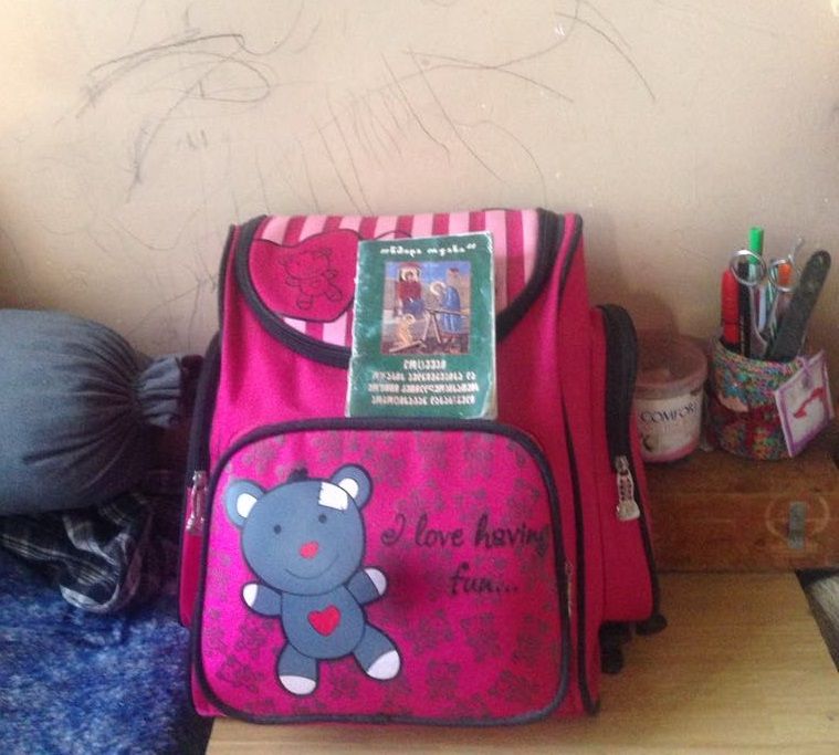 პატარა მაგიდაზე მარიამის ჩანთა დევს, რომელიც იმ საბედისწერო დღეს ხელში ეჭირა და სკოლაში მიიჩქაროდა