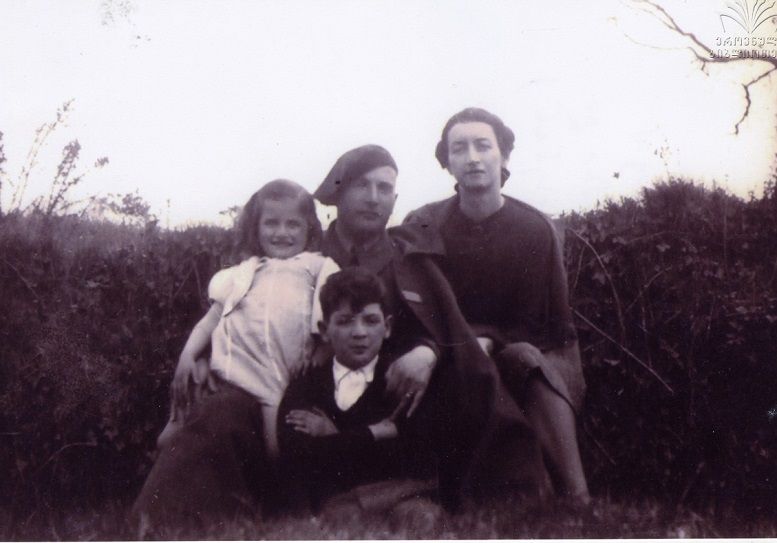 დიმიტრი ამილახვარი მეუღლესთან და შვილებთან ერთად