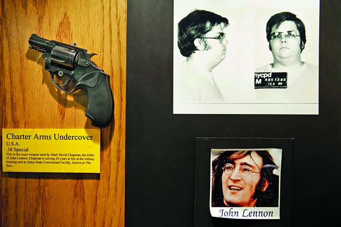 მარკ ჩეპმენის სურათი პოლიციის არქივიდან და რევოლვერი, რომლითაც მოკლეს ლენონი