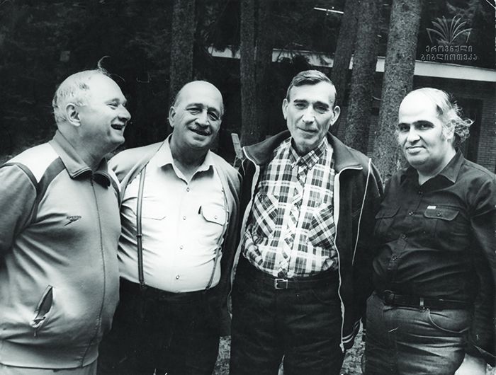 (მარცხნიდან) შოთა მილორავა, გოგი ცაბაძე, ალექსანდრე შავერზაშვილი და ვაჟა აზარაშვილი. ბორჯომი, კომპოზიტორთა სახლი, 1986 წ.