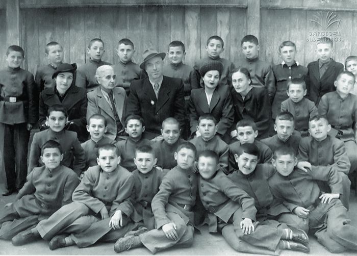 ვაჟა აზარაშვილი (პირველ რიგში მარცხნიდან პირველი) კლასელებთან ერთად. 1949 წ. 