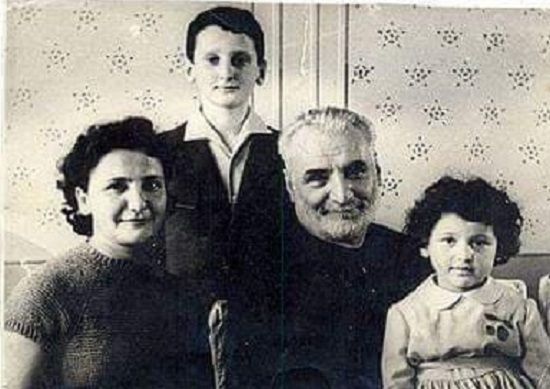 მარინა ბაბუნაშვილი, მისი დედა და ძმა სერგო ზაქარიაძესთან ერთად