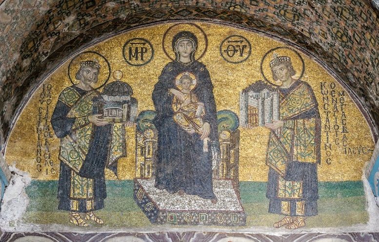 უსტინიანე I (მარცხნივ) ავედრებს წმინდა სოფიას ტაძარს, ხოლო კონსტანტინე დიდი (მარჯვნივ) - ქალაქ კონსტანტინოპოლს ყოვლადწმინდა ღვთისმშობელს