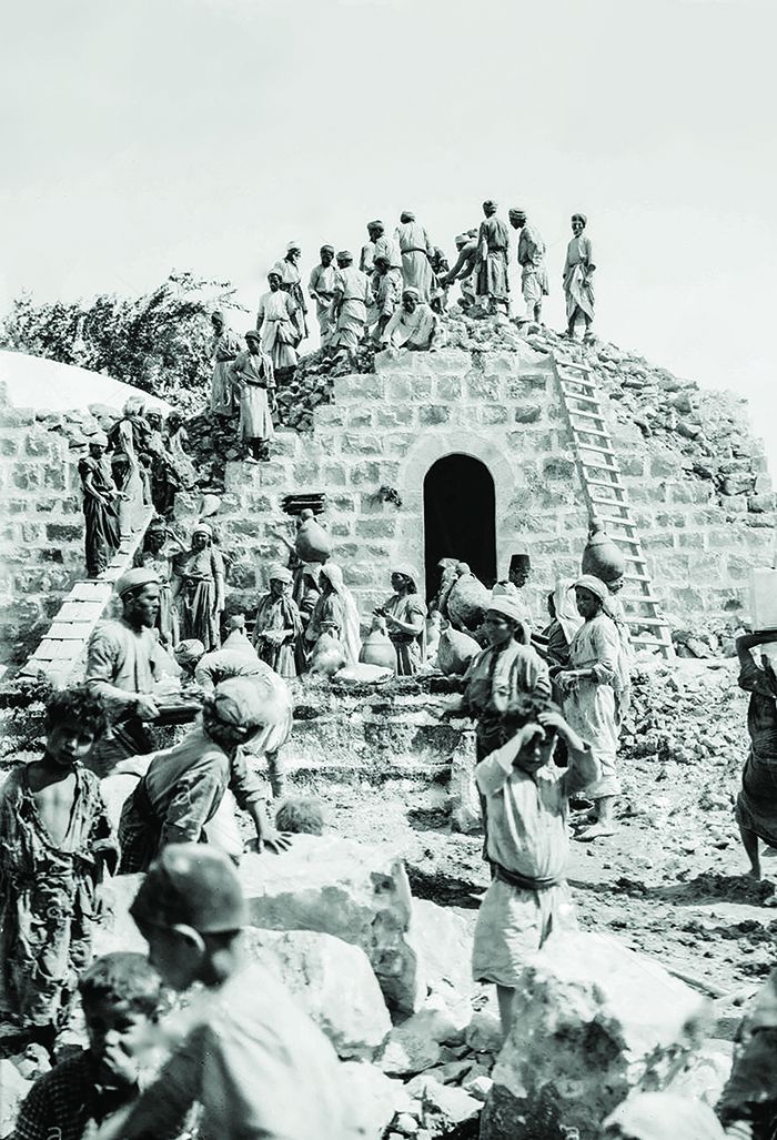 პალესტინური სოფლის მცხოვრებლები ტრადიციული სახლის მშენებლობისას