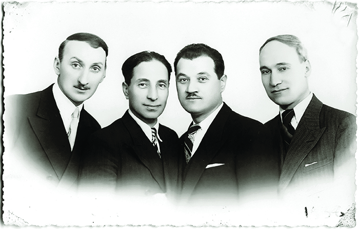 მარცხნიდან: სიმონ ბერეჟიანი, ვიქტორ ნოზაძე, დავით მარჯანიშვილი, შალვა მაღლაკელიძე, (პარიზი, 1936 წ.)