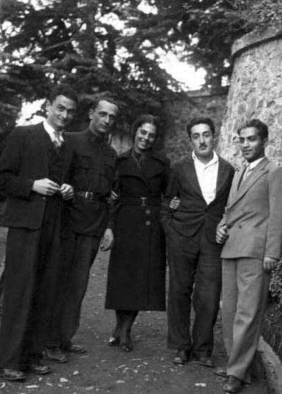 მარცხნიდან მეორე ლადო ასათიანი და ანიკო ვაჩნაძე, ალექსანდრეს ბაღი, 1939 წელი 