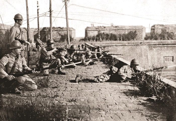 1931 წელის 19 სექტემბერი. იაპონელი ჯარისკაცები ჩინურ ქალაქს იღებენ
