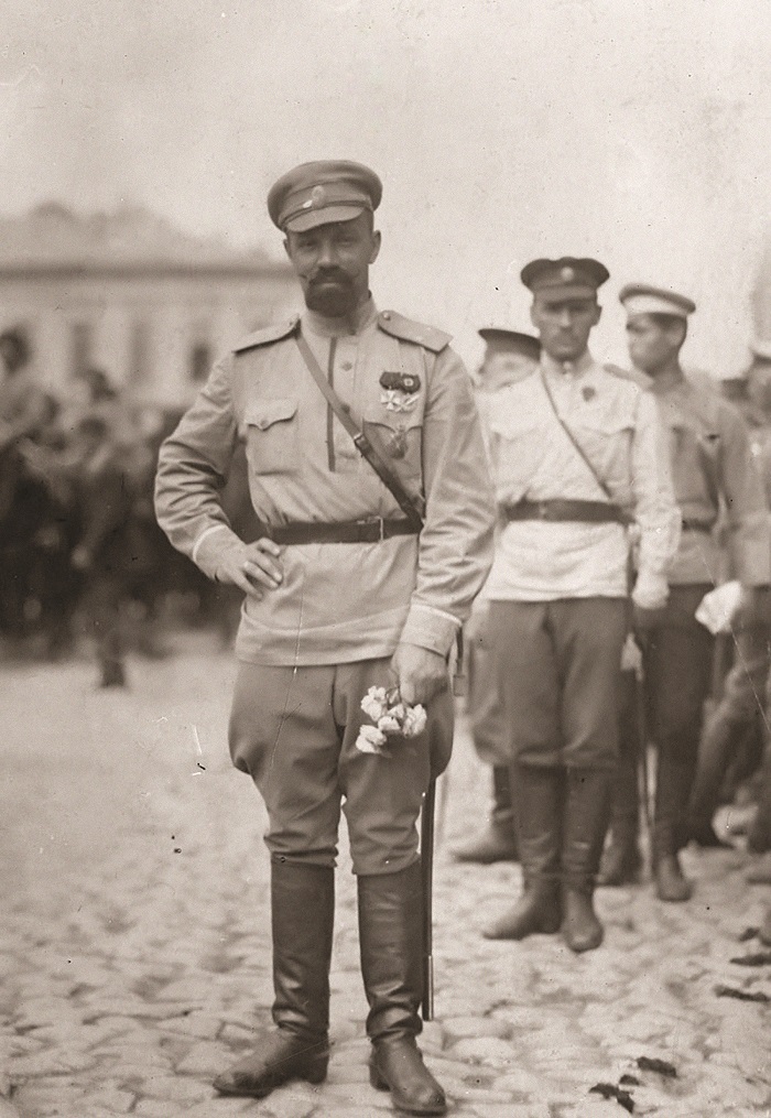 გენერალი ალექსანდრ კუტეპოვი ახლად აღებულ ხარკოვში (1919 წ.)