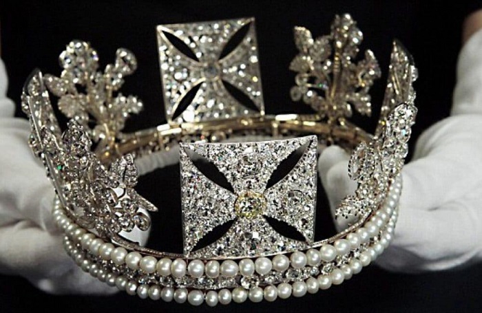 queen-elisabeth-ii-tiara-diamonds-crown-yeet-magazine-56046-1663315713.jpg