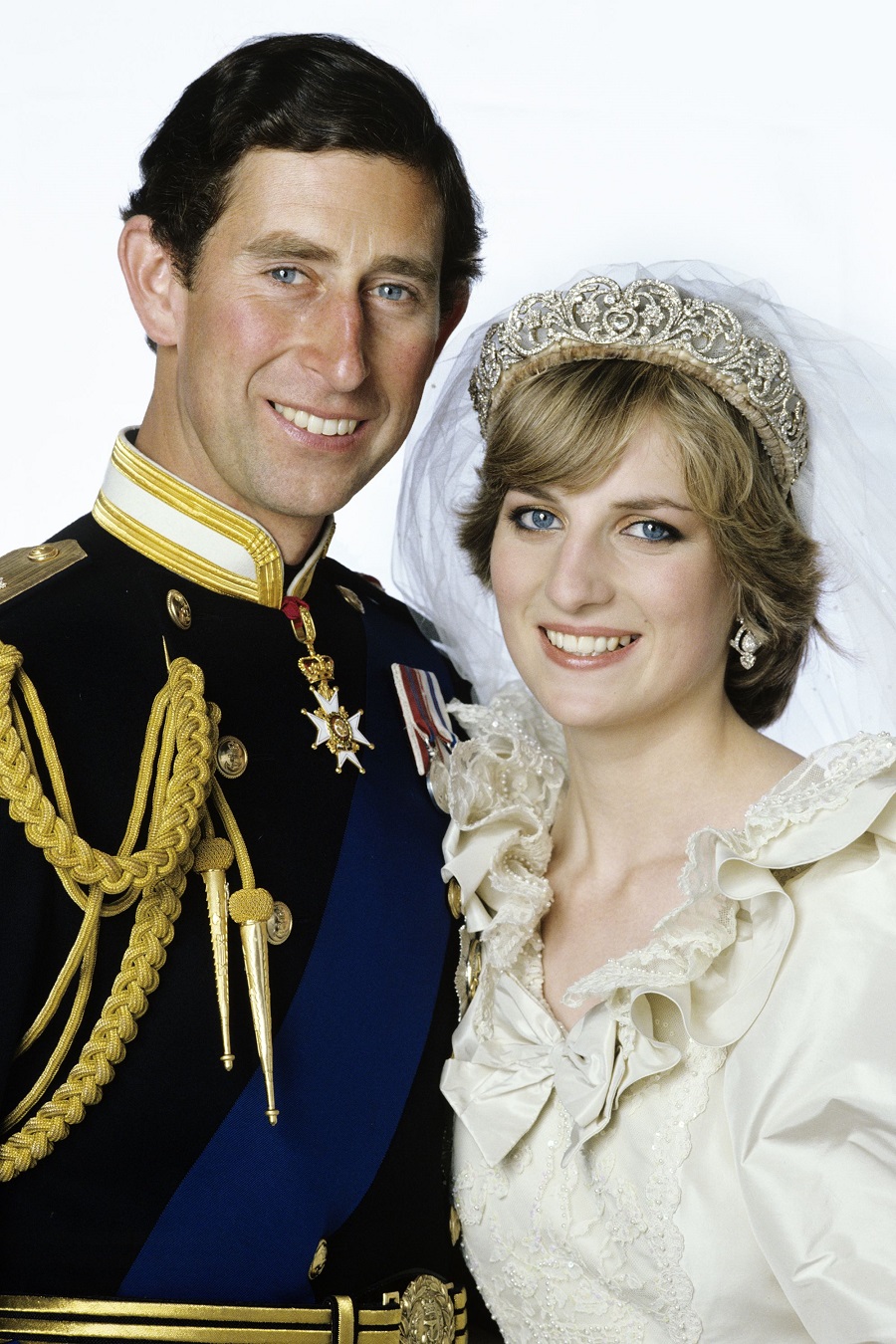 1438193156-hbz-princess-diana-prince-charles-wedding-77413370-1677485121.jpg