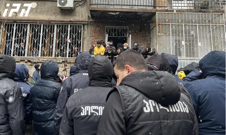 задержание участие защитника. задержание участие защитника. нападение на сотрудника полиции при исполнении. заключение под стражу картинки. напал на сотрудника полиции.