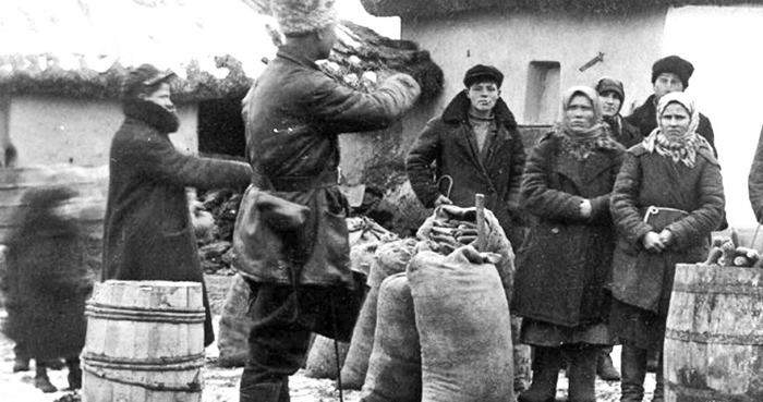 8-soldiers-confiscate-grain-from-peasants-in-novokrasne-ukraine-in-1932-during-the-holodomor-photo-historyorg-1710695602.ua_.jpg