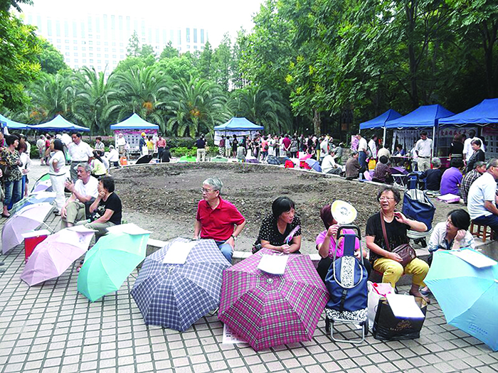 umbrellas-at-marriage-market-shanghai-1724007438.jpg