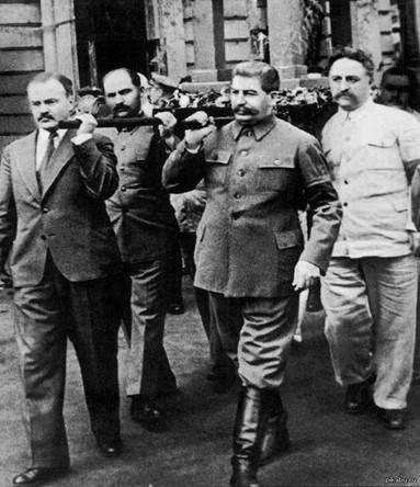 stalini-molotovi-kaganovichi-da-orjonikize-gorkis-dakrzalv-1760426264.jpg