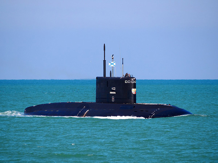 "დაღლილმა" "ნოვოროსიისკმა", რომელიც შავ ზღვაში არ შემოუშვეს, ლა-მანშთან ამოყვინთა - რატომ დასცინის ნ...