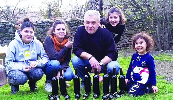 ერთი შარვალი და ოთხი ჩითის კაბა